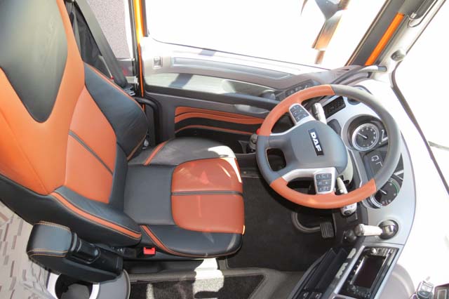 El puesto de conducción del DAF XF es cómodo, amplio y cuenta con funcionalidades electrónicas muy útiles.